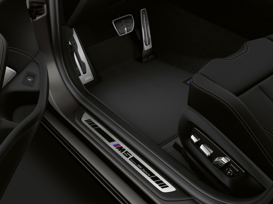 Детали интерьера BMW M5 Competition Edition 35 Jahre (F90) 2019 года  (WW) (фото 5 из 13)